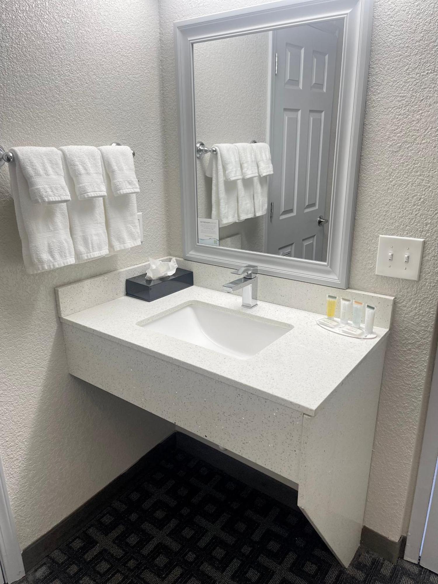 Days Inn & Suites By Wyndham Spokane Esterno foto